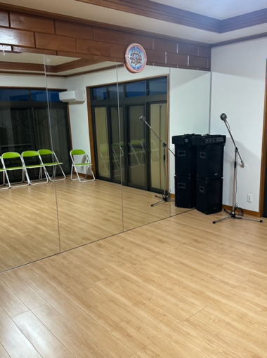 初回レッスン 無料!!　年会費 無料!!　初心者から上級者まで　少人数制だから丁寧＆楽しく　ヒップホップ　K-POP　ストリート系　ダンススクール